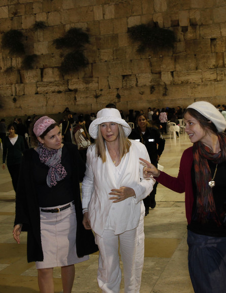 ברברה סטרייסנד בכותל (צילום: GALI TIBBON, GettyImages IL)