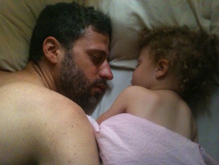 גיל קדרון ישן עם בתו אריאל