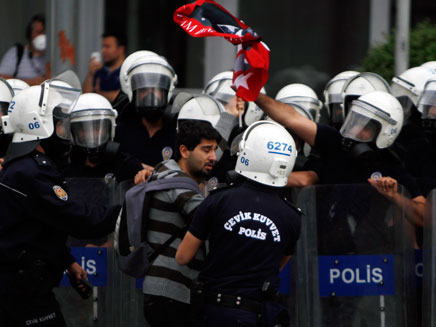 גל המעצרים בטורקיה (צילום: רויטרס)