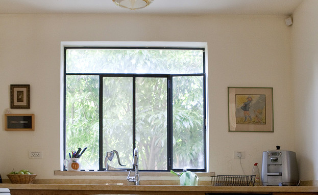 פרדס חנה, חלון במטבח (צילום: הגר דופלט)