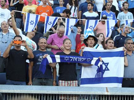 רק תמשיכו להגיע. אוהדים ישראלים (צילום: אלן שיבר) (צילום: ספורט 5)