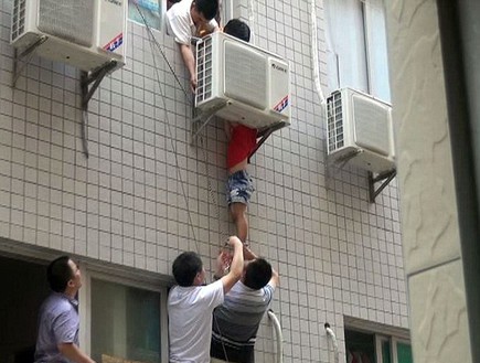 סיני בן חמש תקוע מחוץ לחלון (צילום: dailymail.co.uk)
