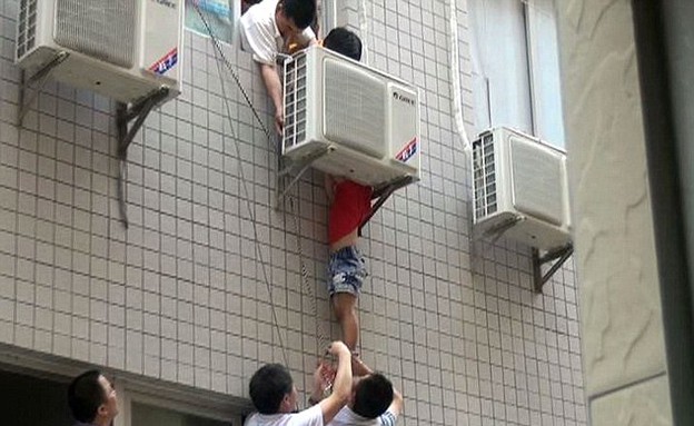 סיני בן חמש תקוע מחוץ לחלון (צילום: dailymail.co.uk)