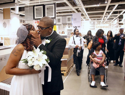 photos.nj.comחתונה באיקאה, אמריקני נשיקה (צילום: photos.nj.com)