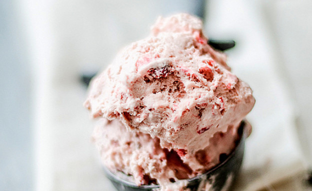 גלידת תותים צלויים (צילום: מתוך האתר novicehousewife.com)