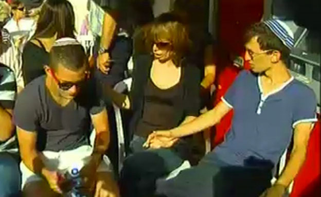 בת הערובה מירי כהן בטקס (צילום: חדשות 2)