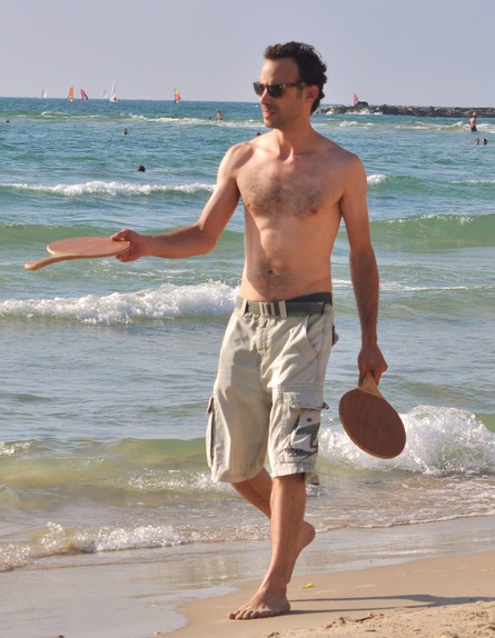 ירון ברובינסקי משחק בים מטקות (צילום: צ'ינו פפראצי)