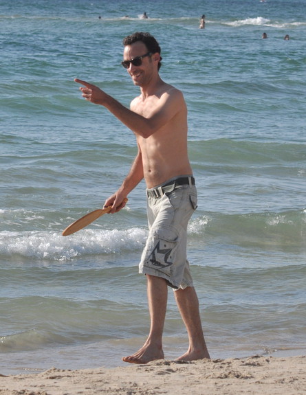 ירון ברובינסקי משחק בים מטקות (צילום: צ'ינו פפראצי)