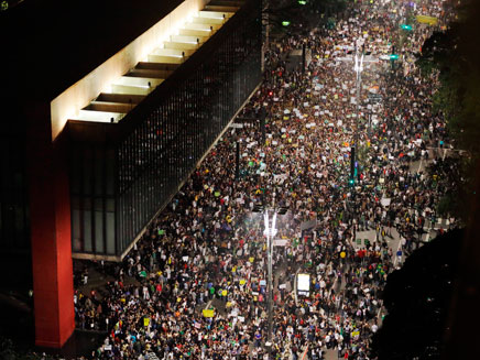 ההמונים מפגינים, הלילה בברזיל (צילום: AP)