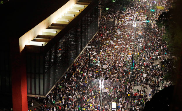 ההמונים מפגינים, הלילה בברזיל (צילום: AP)