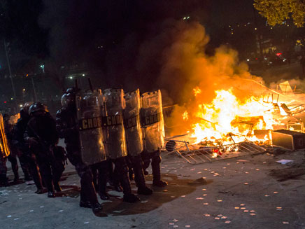 פיזרו את ההפגנות עם גז מדמיע, השוטרים (צילום: AP)