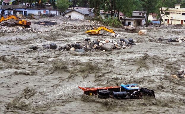 השטפונות הקשים בצפון הודו, השבוע (צילום: רויטרס)