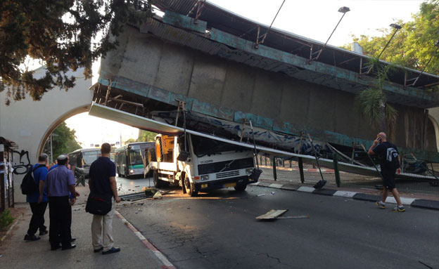 התמוטטות הגשר להולכי רגל בכפר סבא (צילום: המייל האדום)