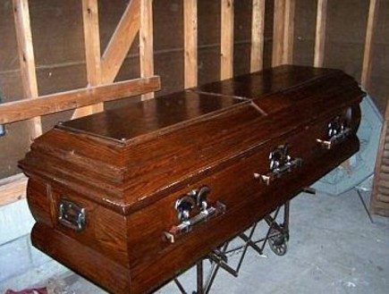 ארון קבורה למכירה עם שלד