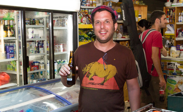 אלכוהול - אסא אברהם בירה בפיצוציה (צילום: ליאור קסוון)