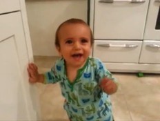 תינוק צוחק מעלי כרוב (תמונת AVI: You Tube, YouTube)