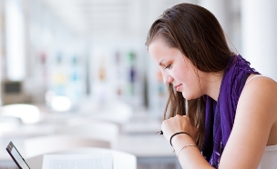 סטודנטית לומדת (צילום: ThinkStock)