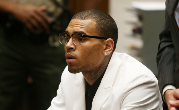 כריס בראון והבחורה הפצועה