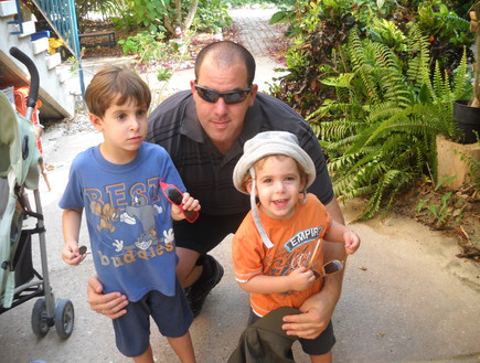 אורן רז עם ילדיו (צילום: תומר ושחר צלמים)