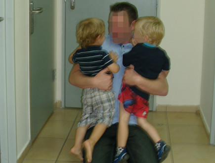 האב מחבק את שני הילדים (צילום: תומר ושחר צלמים)