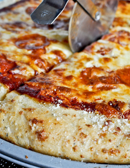 פיצה נמתחת (צילום: מתוך chefthisup.com)