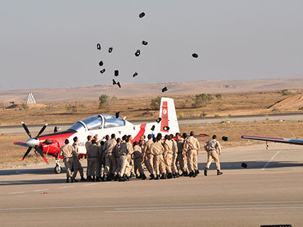 יעלון למסיימי קורס טיס: להיות מוכנים לפעולה בכל רג (צילום: אתר חיל האוויר)