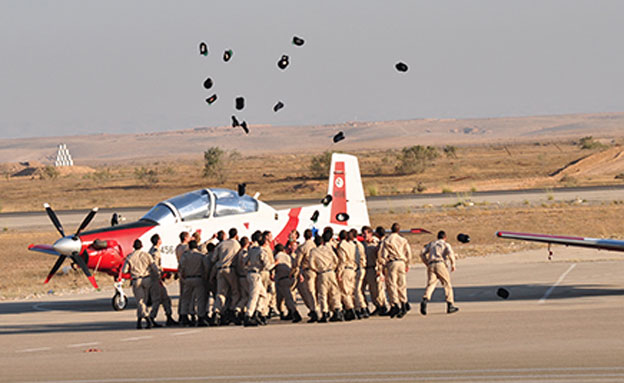 יעלון למסיימי קורס טיס: להיות מוכנים לפעולה בכל רג (צילום: אתר חיל האוויר)