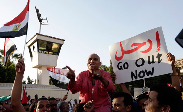 ההפגנות המצרים: "מורסי החוצה" (צילום: AP)