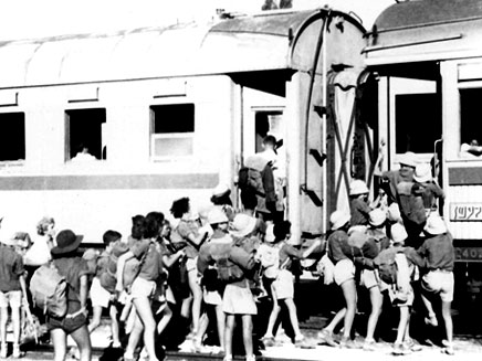 ילדי קיבוץ גן-שמואל-טיול ברכבת, 1950 (צילום: פיקיוויקי)