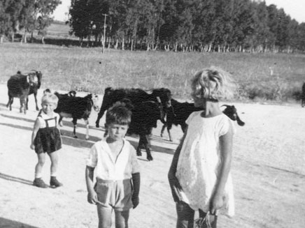 ילדים בטיול מחוץ לקיבוץ גן שמואל, 1931 (צילום: פיקיוויקי)