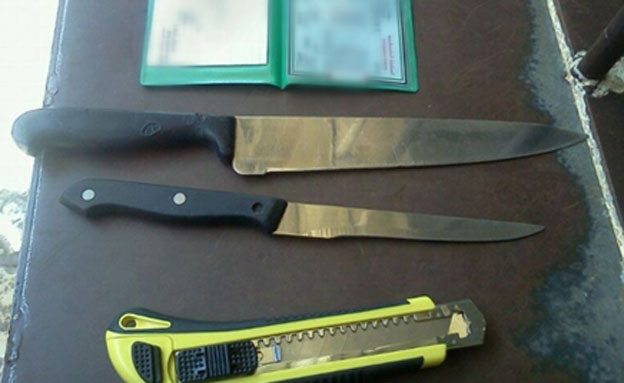 הסכינים שנתפסו על גופה של הפלסטינית (צילום: דוברות משטרת ישראל)
