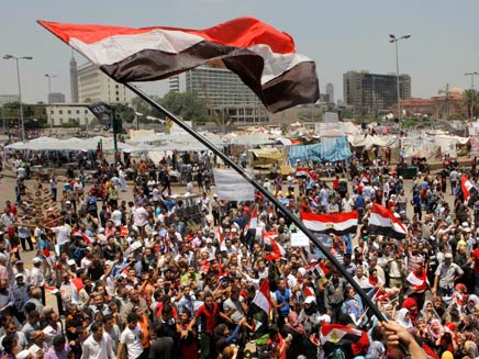 שידור חי: מפגינים במצרים (צילום: AP)