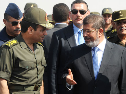 מוחמד מורסי ושר ההגנה המצרי (צילום: חדשות 2)