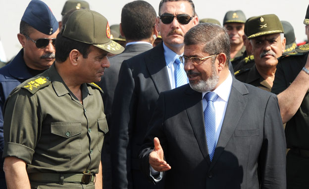 מוחמד מורסי ושר ההגנה המצרי (צילום: חדשות 2)