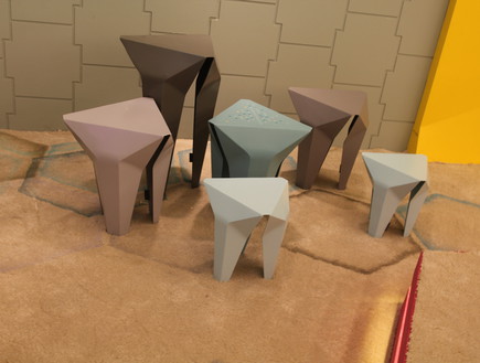 בית האח, כסאות אוריגמי (צילום: אביב חופי)