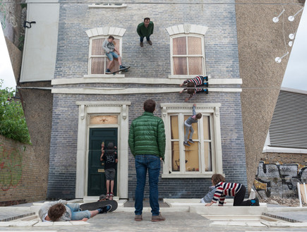 huffingtonpost בית האשליות, ילדים במראה (צילום: Leandro Erlich)