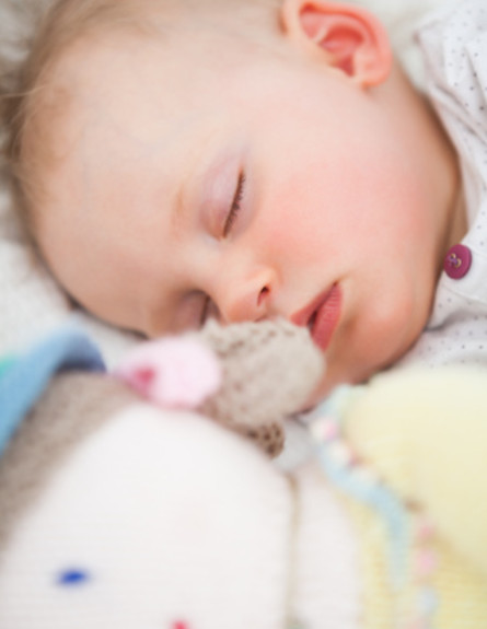 תינוק עם בובה שמיכי (צילום: אימג'בנק / Thinkstock)