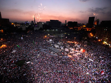 מחאה וזיקוקים - מאות אלפים בכיכר תחריר (צילום: רויטרס)