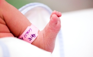 רגל של תינוק עם צמיד בית חולים (צילום: אימג'בנק / Thinkstock)
