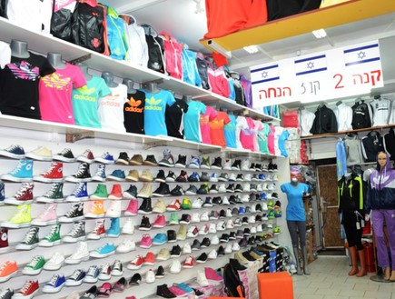חנות בטיילת כיתוב בעברית, בורגס (צילום: מתוך instagram)
