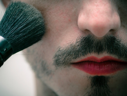 גבר עם שפם ואודם (צילום: אימג'בנק / Thinkstock)