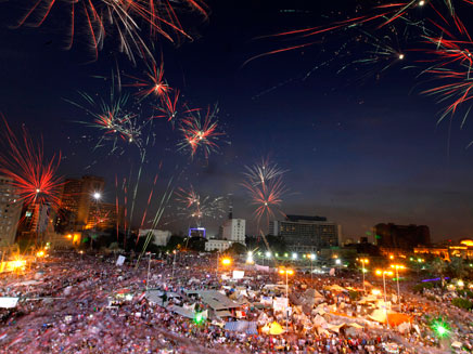 מאות אלפים מפגינים נגד מורסי, הלילה בקהיר (צילום: AP)