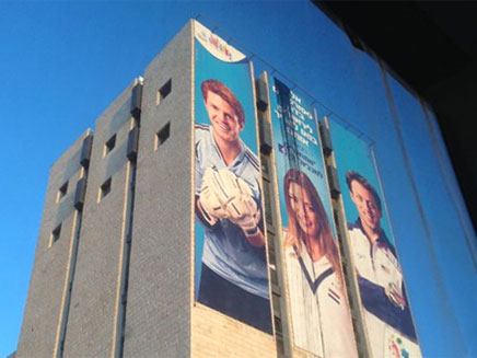 שלט הענק שהושחת בכניסה לעיר (צילום: קבוצת רוטר ניק ירושלים)