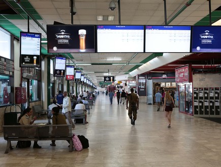תחנה מרכזית - מחכים לאוטובוסים (צילום: עודד קרני)