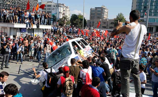 הפגנות הענק באיסטנבול נגד ארדואן (צילום: רויטרס)