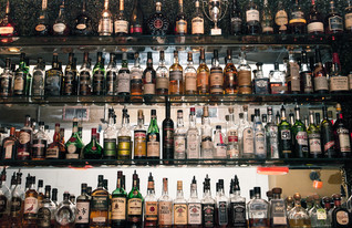 אלכוהול - קיר הבקבוקים בפאב (צילום: ליאור קסוון)