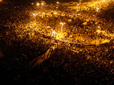 עשרות אלפים בכיכר תחריר. ארכיון (צילום: AP)