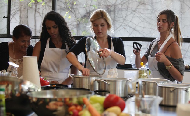 שלושת הבנות במשימת הבישול עם אמא של דודו (צילום: דנה קרן)