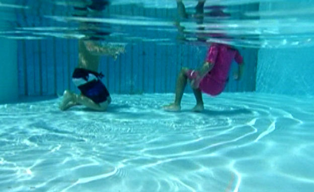 בריכת שחייה פרטית, ילדים (צילום: חדשות 2)