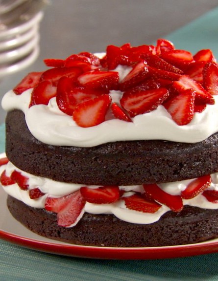 עוגת שכבות תותים וקצפת (צילום: מתוך האתר marthastewart.com)